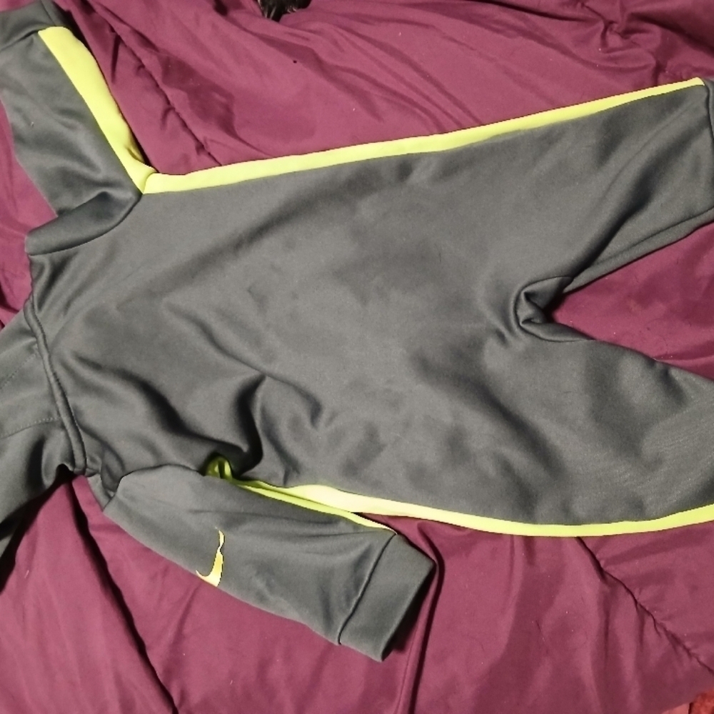 Nike dri fit infant Gray and Green One Piece outfit with hood. Size 6 months - Picture 5 of 8